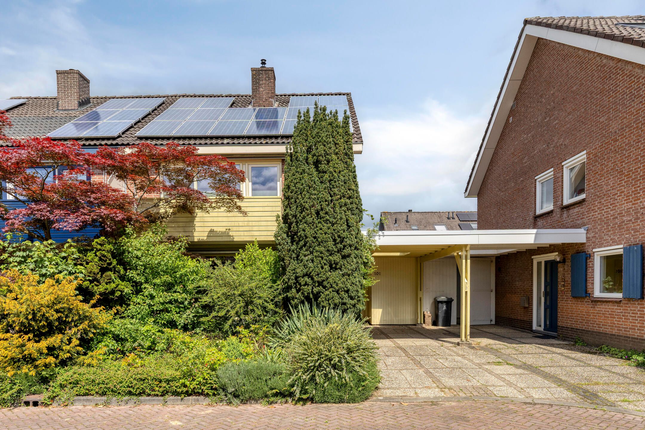 Spacious family home with private driveway in a quiet courtyard setting — 36