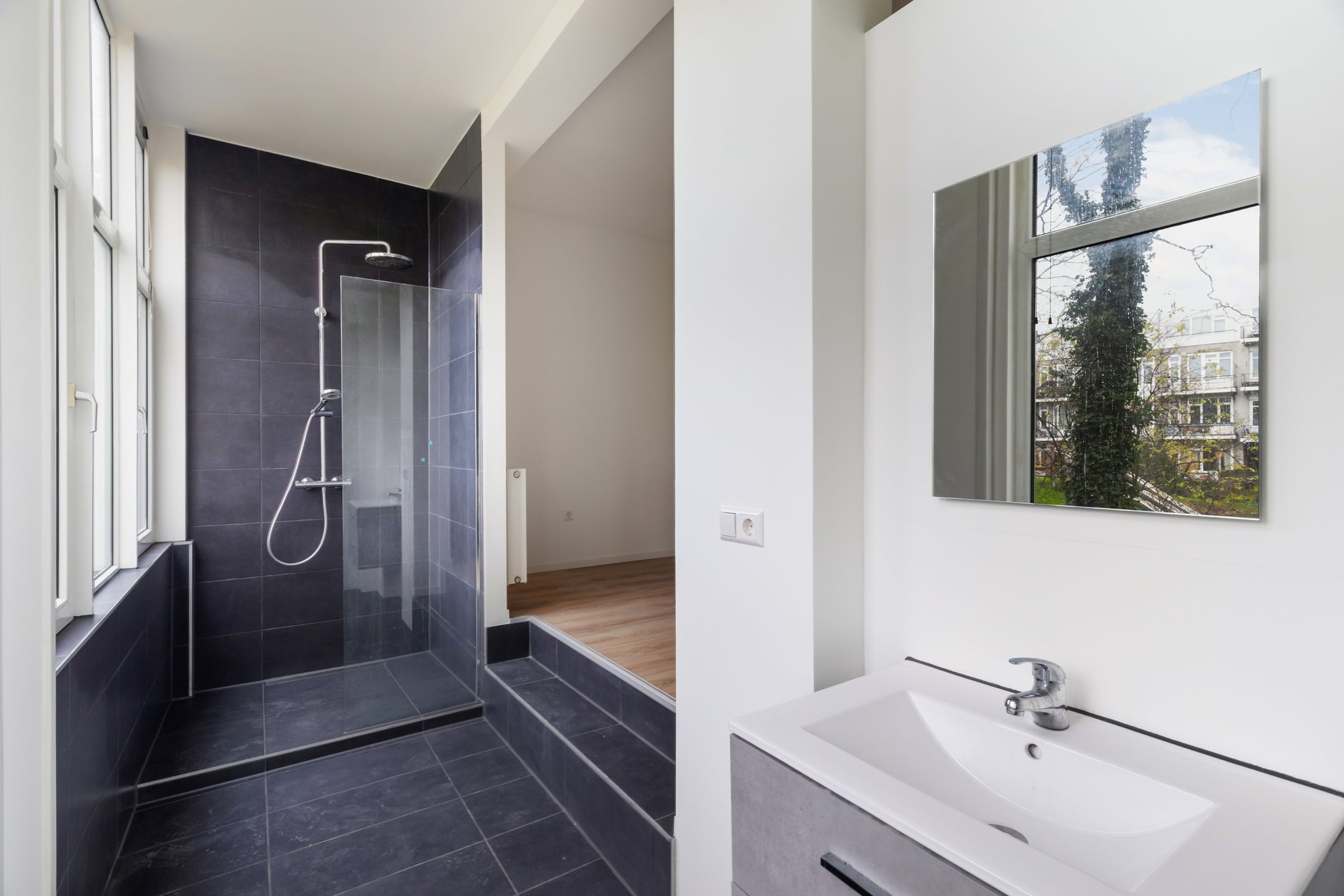 Charming Ground Floor Apartment with Private Garden in Middelland Rotterdam — 15