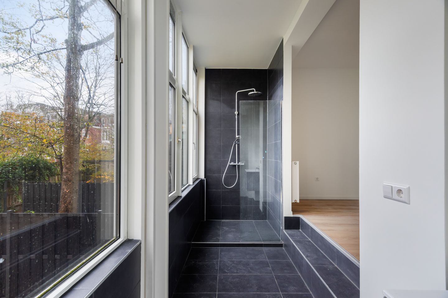Charming Ground Floor Apartment with Private Garden in Middelland Rotterdam — 14
