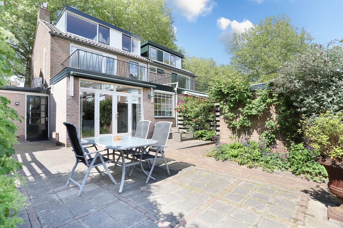 Spacious semi-detached house with six rooms, large garden and garage in Maarssen-Dorp — 35