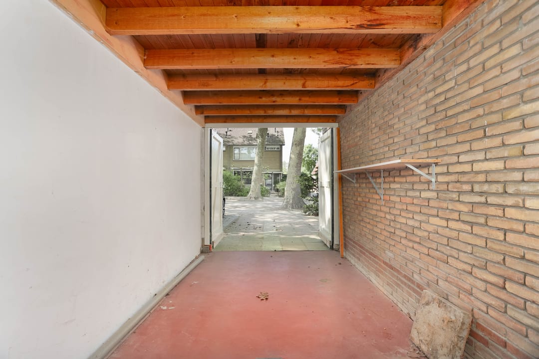 Spacious semi-detached house with six rooms, large garden and garage in Maarssen-Dorp — 38