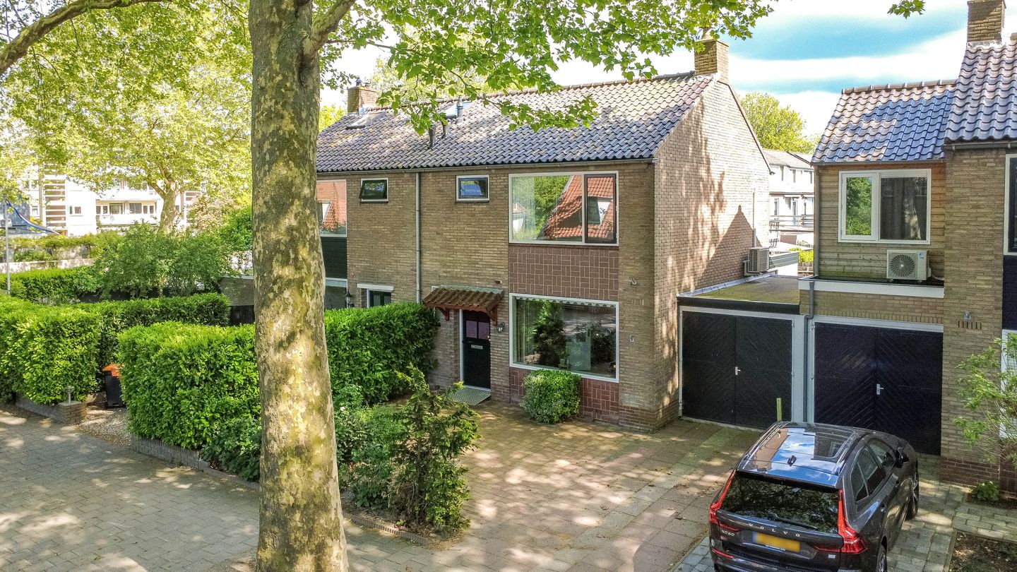Spacious semi-detached house with six rooms, large garden and garage in Maarssen-Dorp — 49