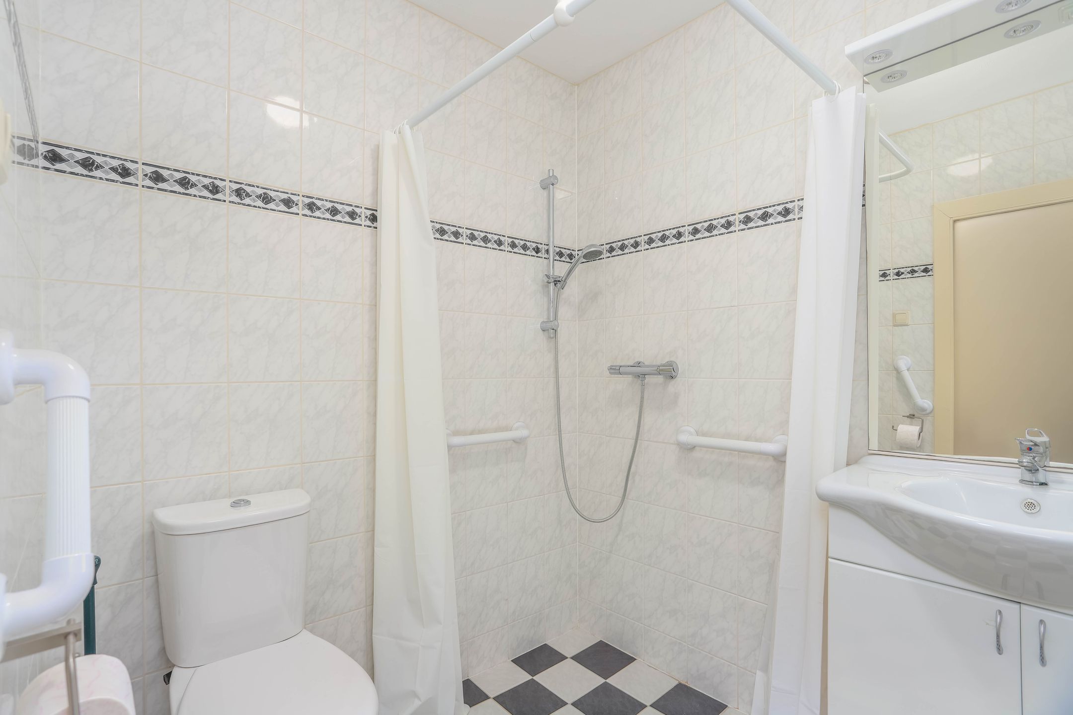 Spacious semi-detached house with six rooms, large garden and garage in Maarssen-Dorp — 18