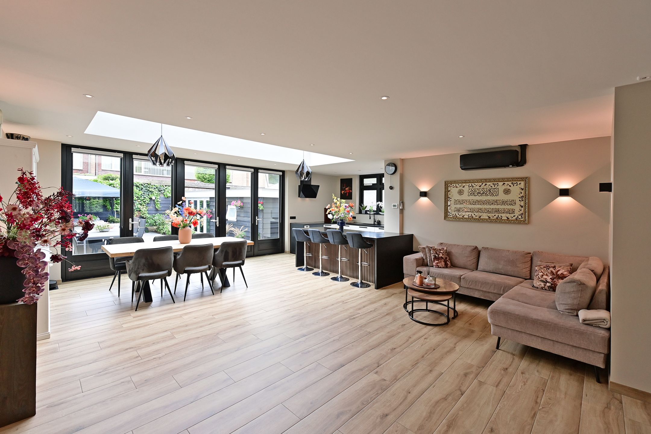 Recently Renovated Corner House with Guest Accommodation in Bussum — 9
