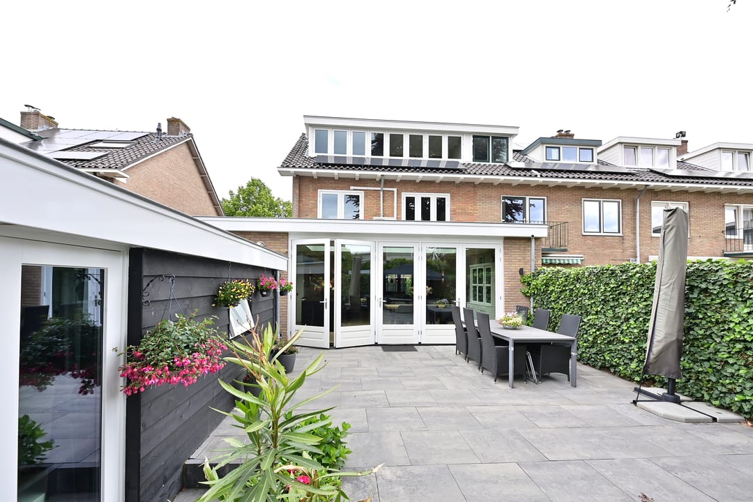Recently Renovated Corner House with Guest Accommodation in Bussum — 23