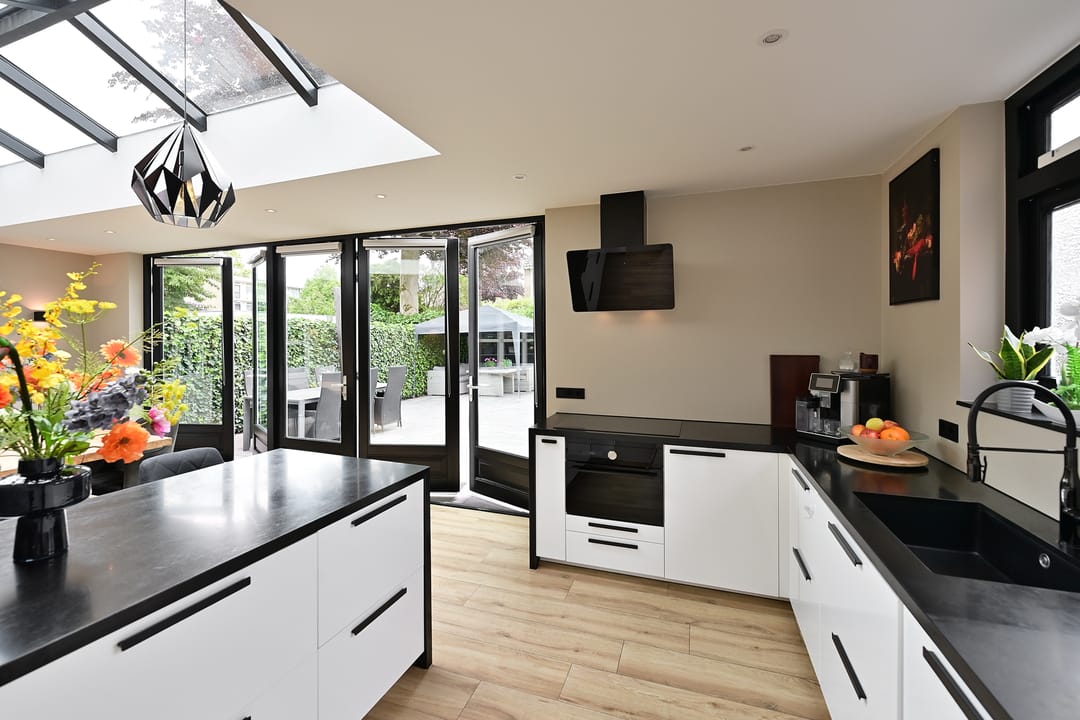 Recently Renovated Corner House with Guest Accommodation in Bussum — 11