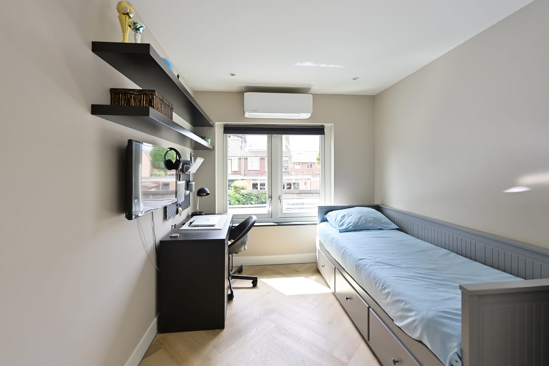 Recently Renovated Corner House with Guest Accommodation in Bussum — 16