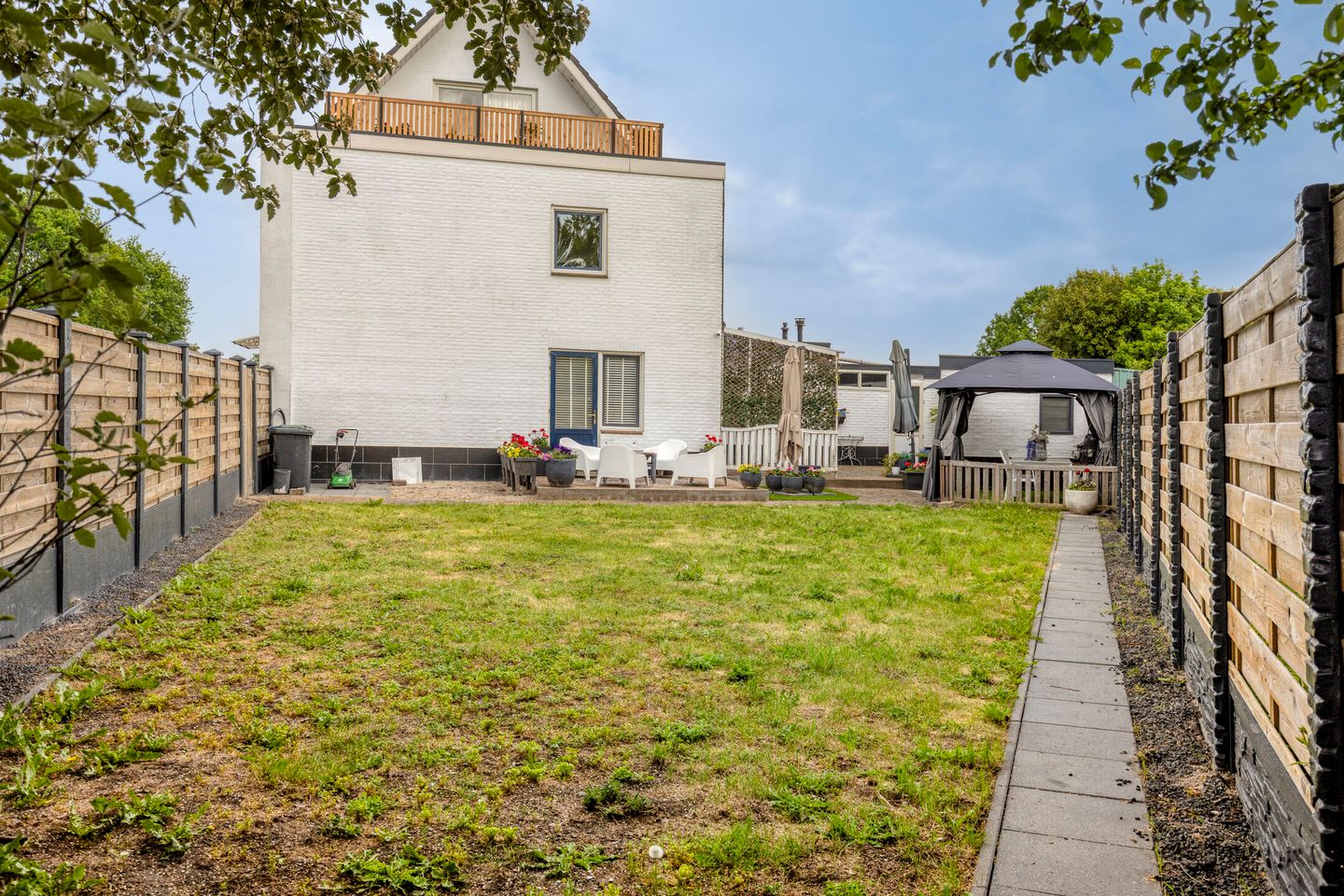Spacious corner home with 5 bedrooms and rooftop terrace in Dorst — 50