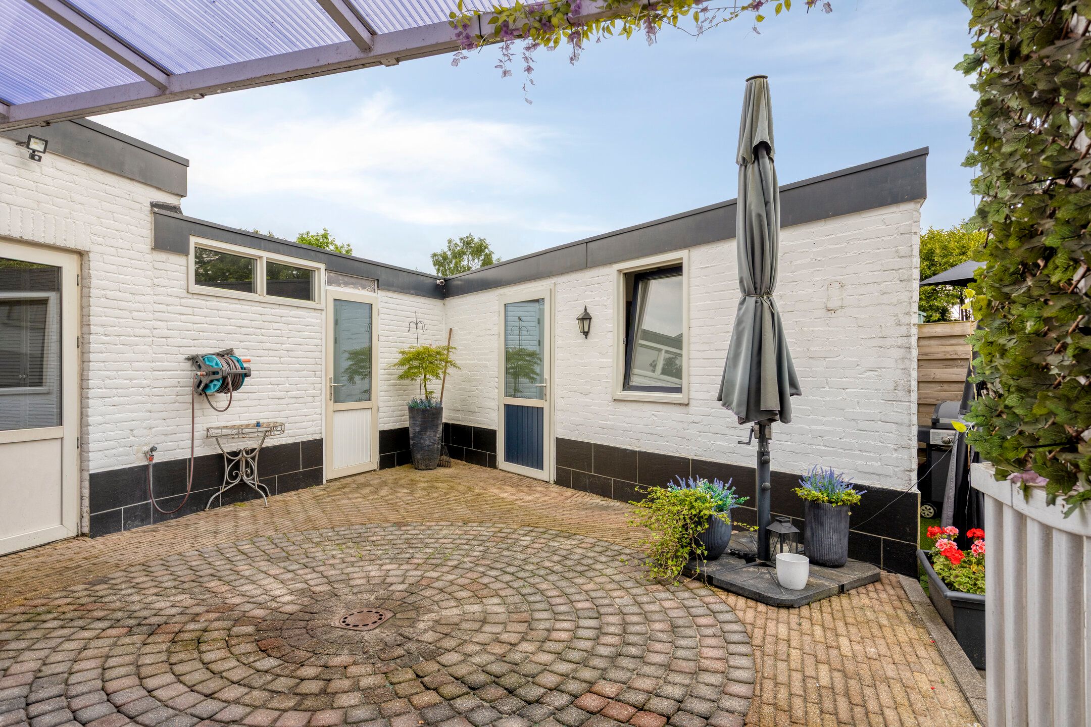 Spacious corner home with 5 bedrooms and rooftop terrace in Dorst — 42