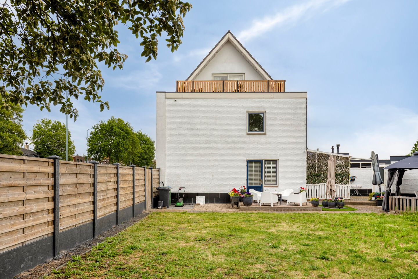 Spacious corner home with 5 bedrooms and rooftop terrace in Dorst — 49