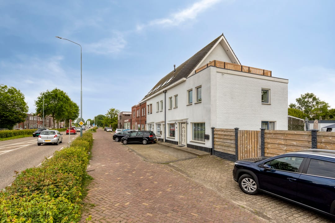 Spacious corner home with 5 bedrooms and rooftop terrace in Dorst — 53