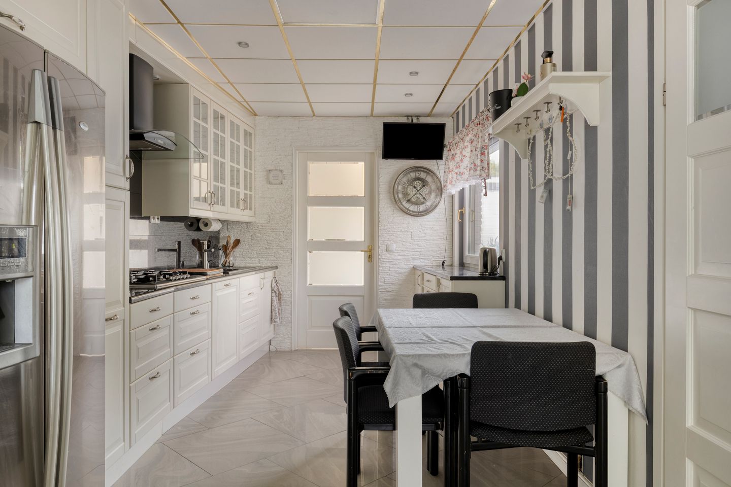 Spacious corner home with 5 bedrooms and rooftop terrace in Dorst — 14