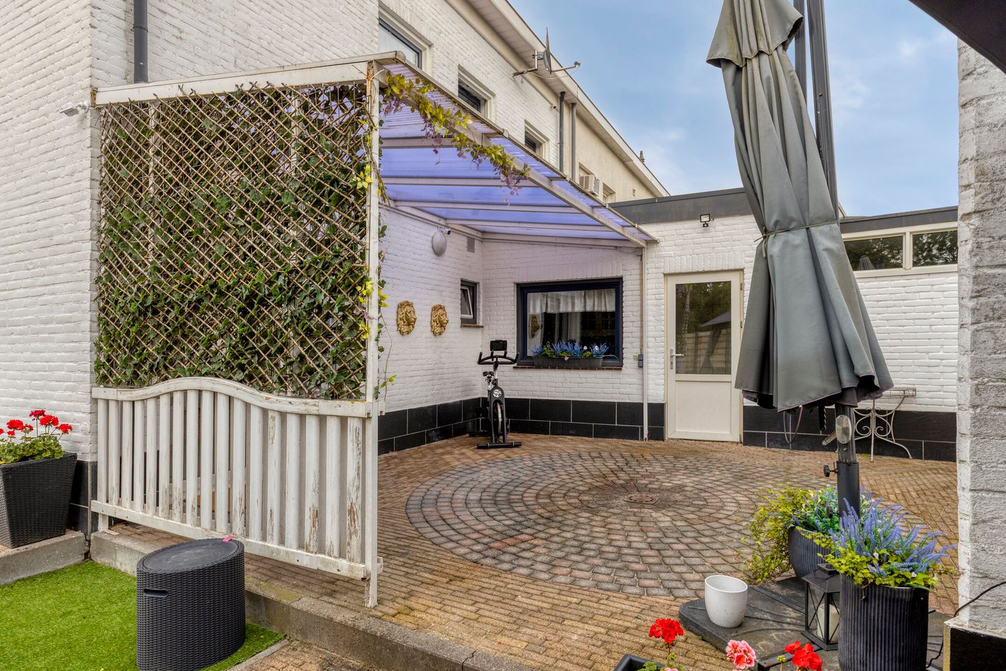 Spacious corner home with 5 bedrooms and rooftop terrace in Dorst — 44