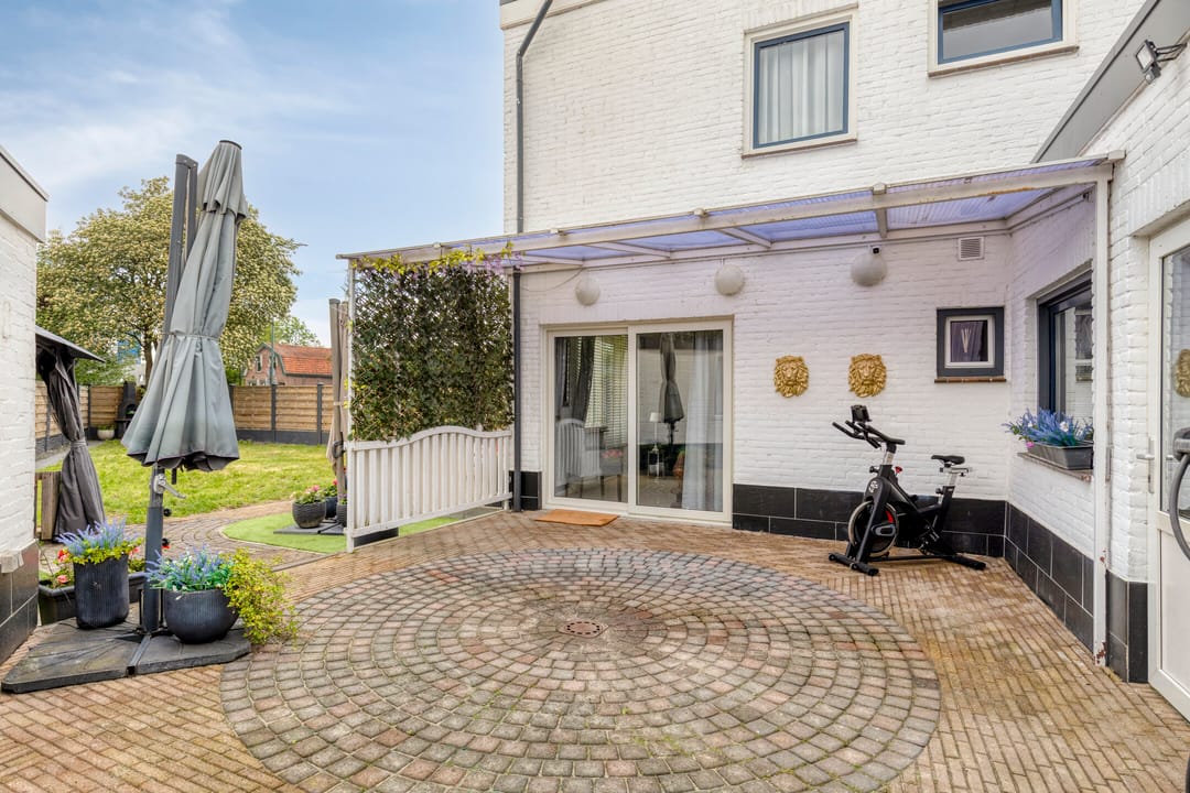 Spacious corner home with 5 bedrooms and rooftop terrace in Dorst — 41