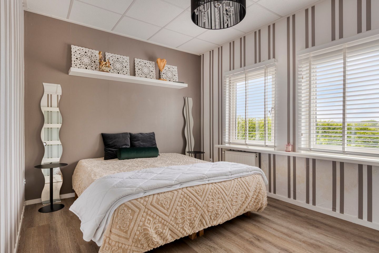 Spacious corner home with 5 bedrooms and rooftop terrace in Dorst — 25