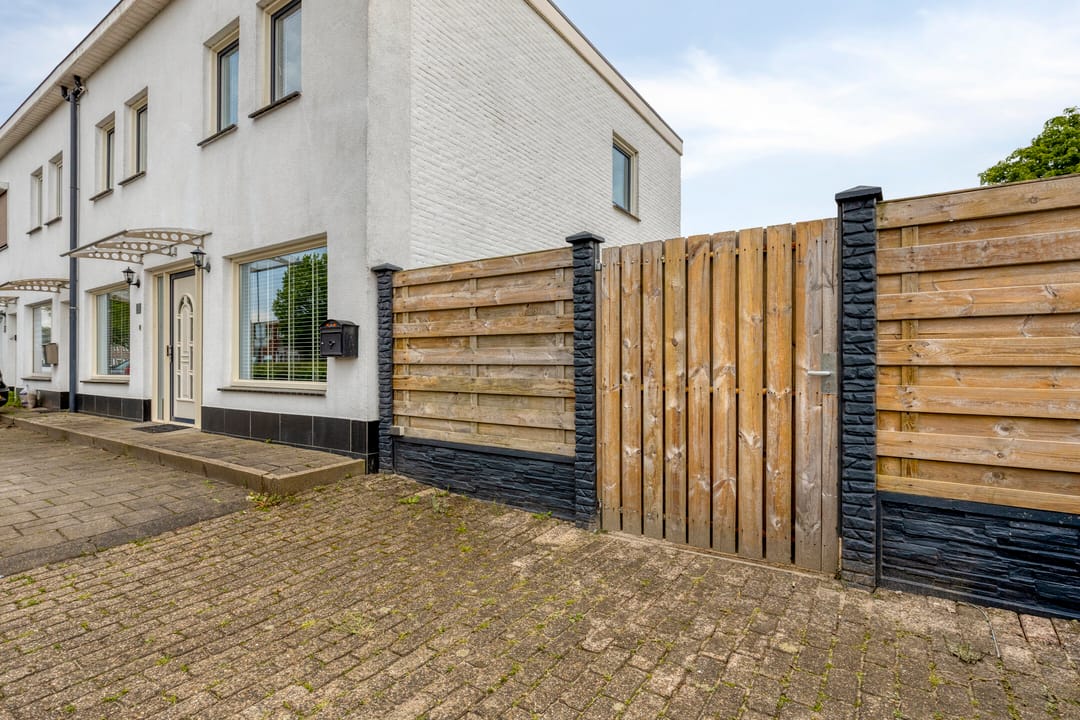 Spacious corner home with 5 bedrooms and rooftop terrace in Dorst — 52