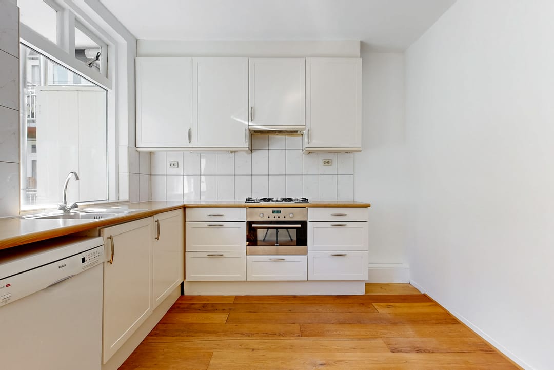 Charming 3-Room Apartment with Bay Window and Balcony in Amsterdam Zuid — 16