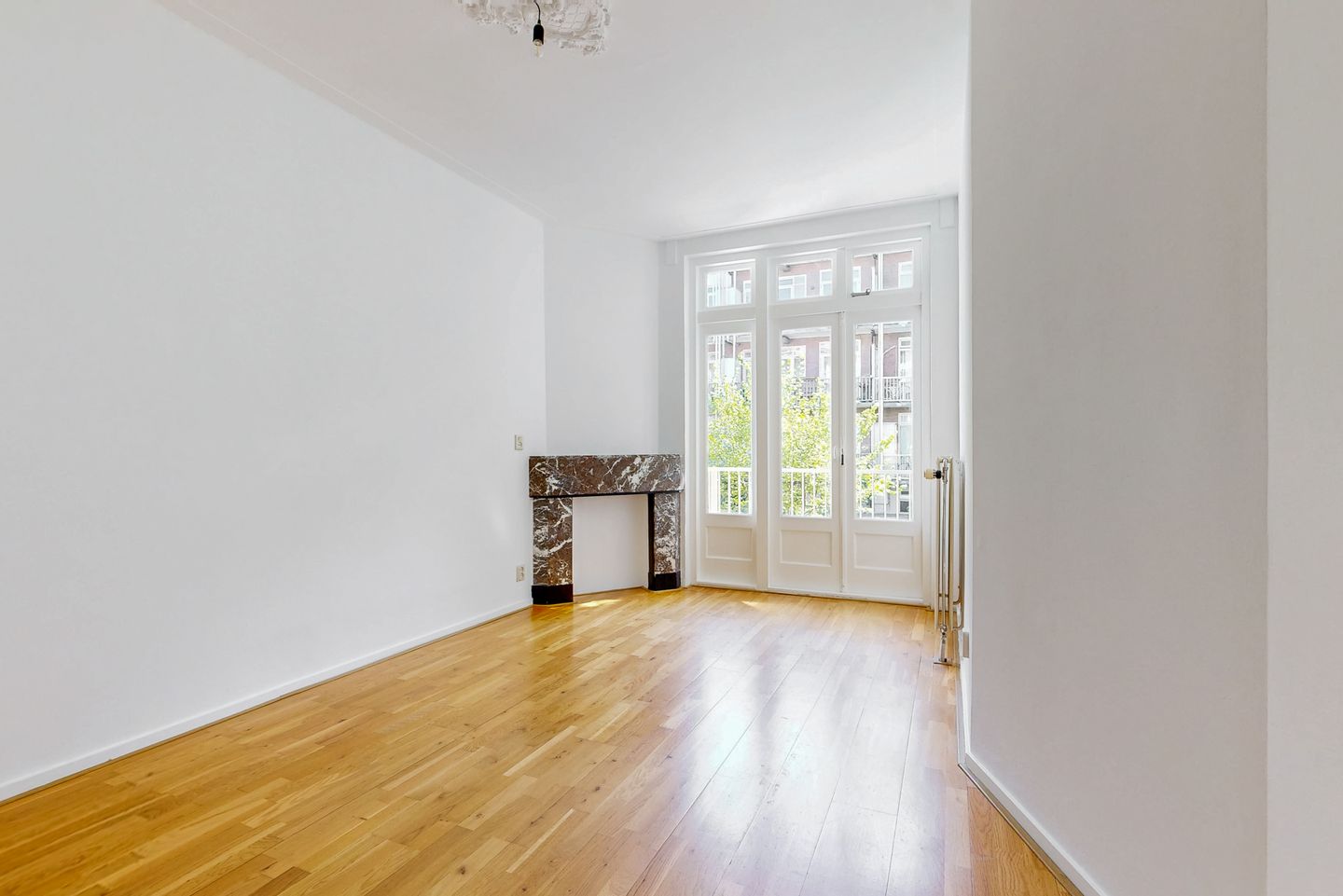 Charming 3-Room Apartment with Bay Window and Balcony in Amsterdam Zuid — 10