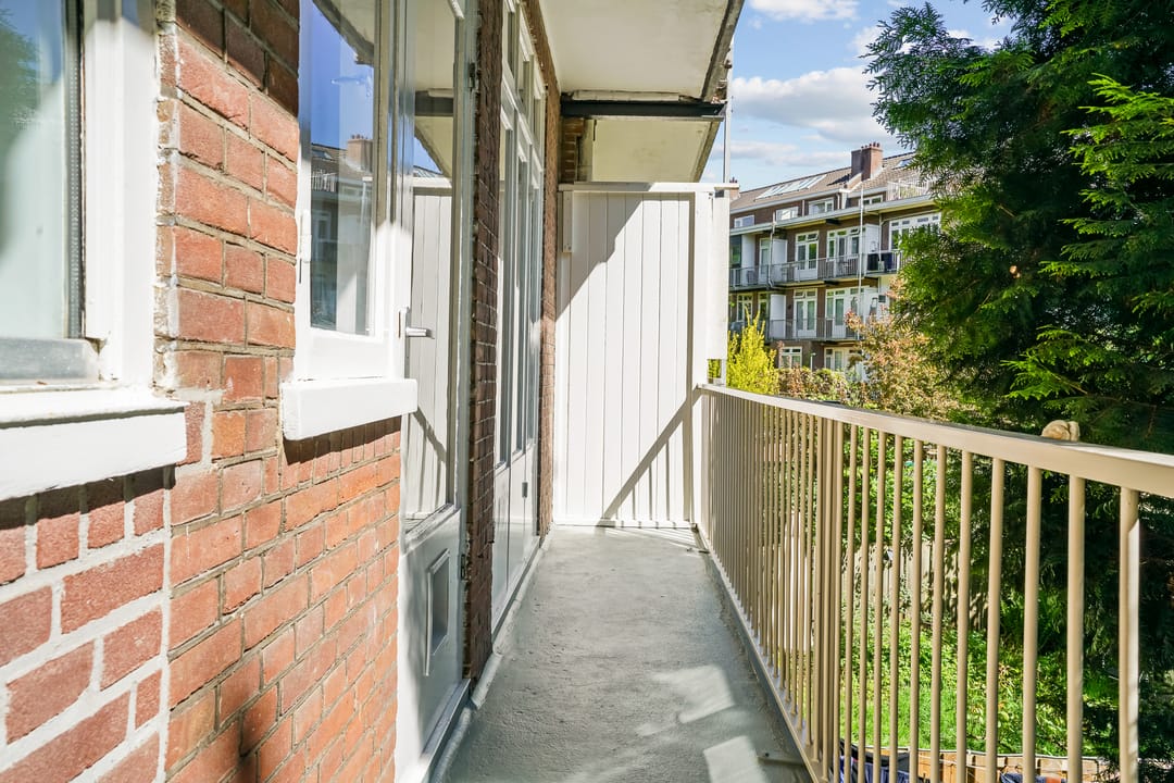 Charming 3-Room Apartment with Bay Window and Balcony in Amsterdam Zuid — 26