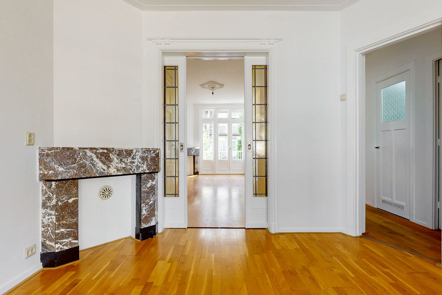 Charming 3-Room Apartment with Bay Window and Balcony in Amsterdam Zuid — 14