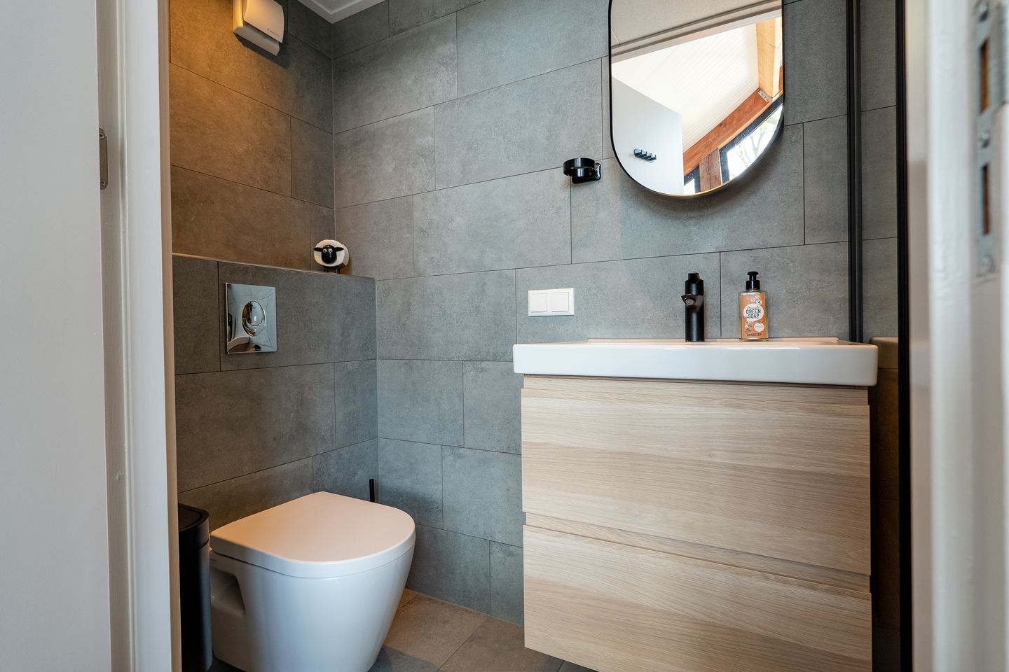 Spacious Farmhouse with Separate Guest Accommodation in Drenthe — 124
