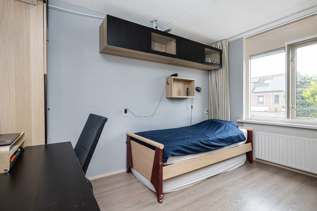 Spacious Terraced House with Solar Panels and Four Bedrooms in Oude-Tonge — 16
