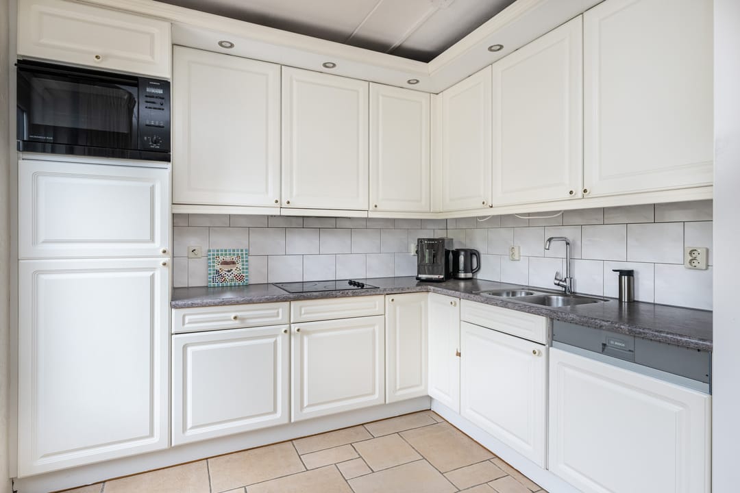 Spacious Terraced House with Solar Panels and Four Bedrooms in Oude-Tonge — 11