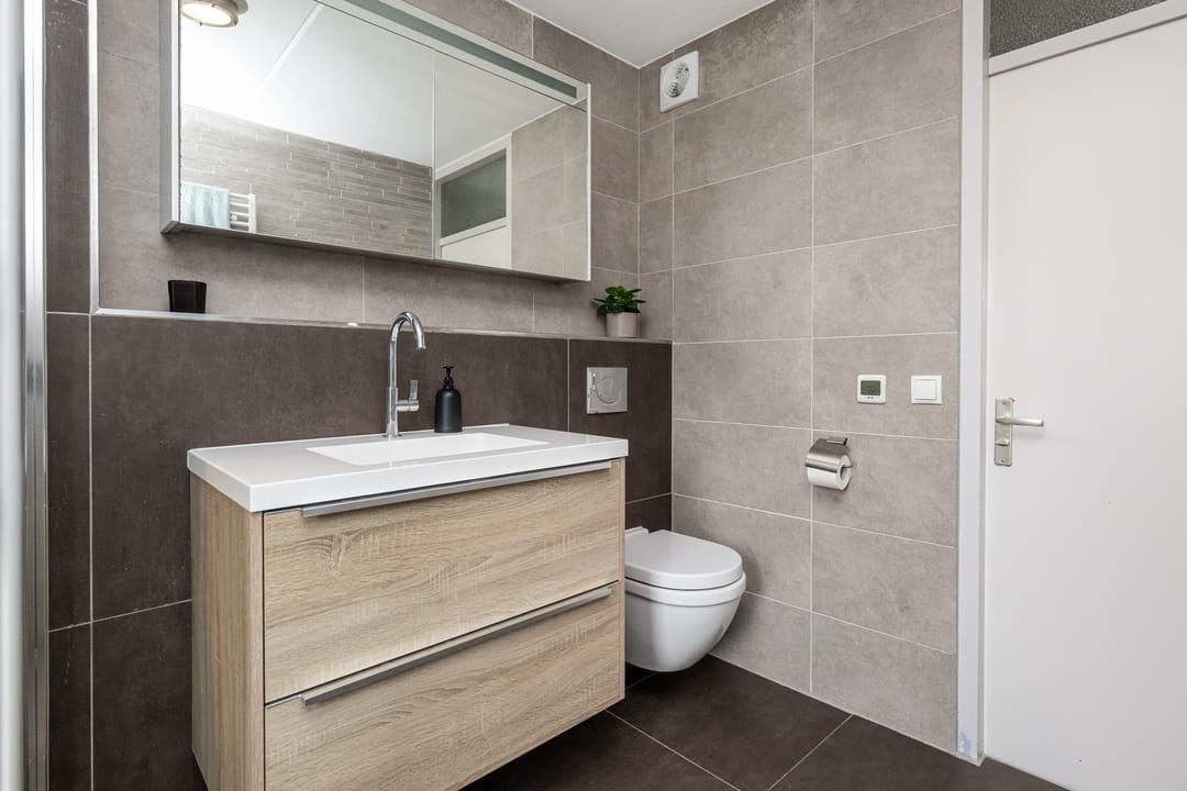 Spacious Terraced House with Solar Panels and Four Bedrooms in Oude-Tonge — 17