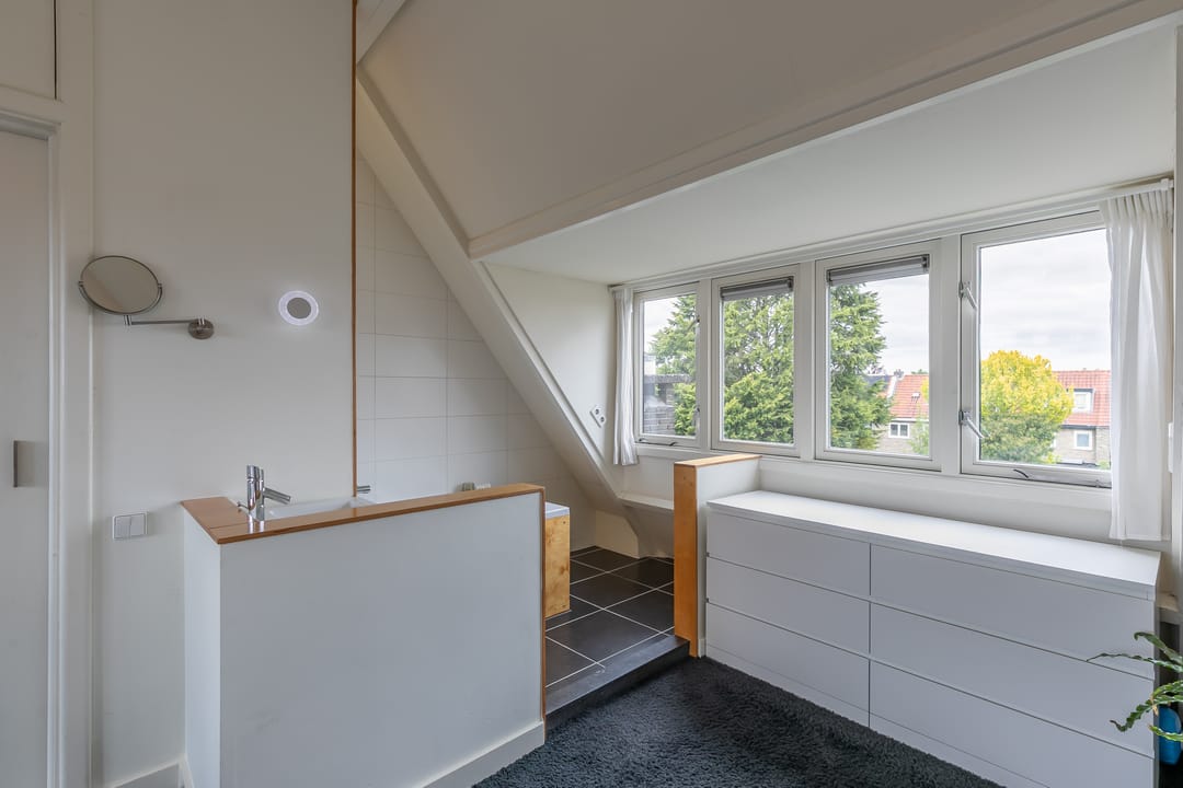 Move-in ready corner home with four bedrooms and deep garden in Rivierenbuurt-Oost — 31
