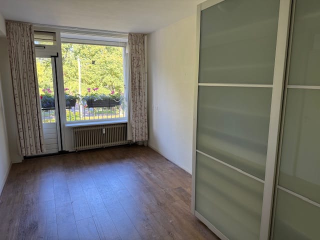 Renovated apartment with spacious terrace in green park setting — 20