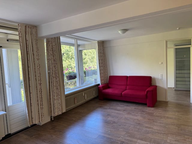 Renovated apartment with spacious terrace in green park setting — 13