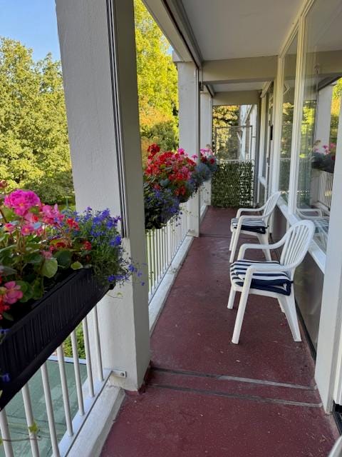 Renovated apartment with spacious terrace in green park setting — 21