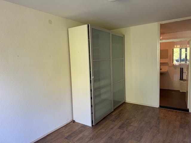 Renovated apartment with spacious terrace in green park setting — 16