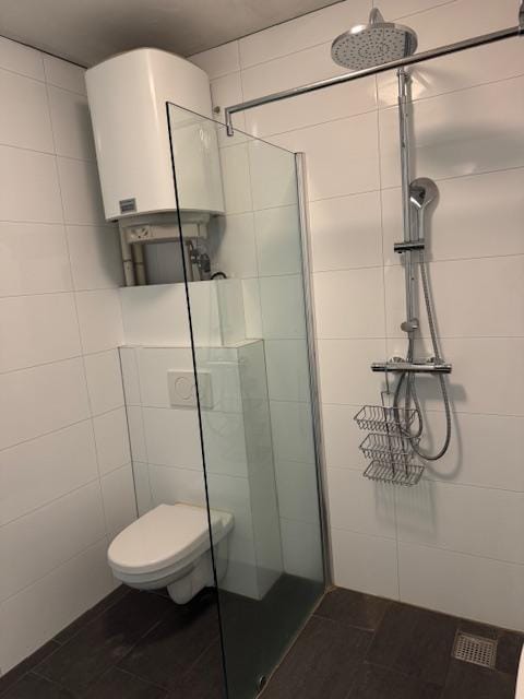 Renovated apartment with spacious terrace in green park setting — 18