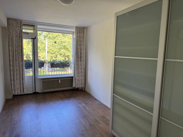 Renovated apartment with spacious terrace in green park setting — 19