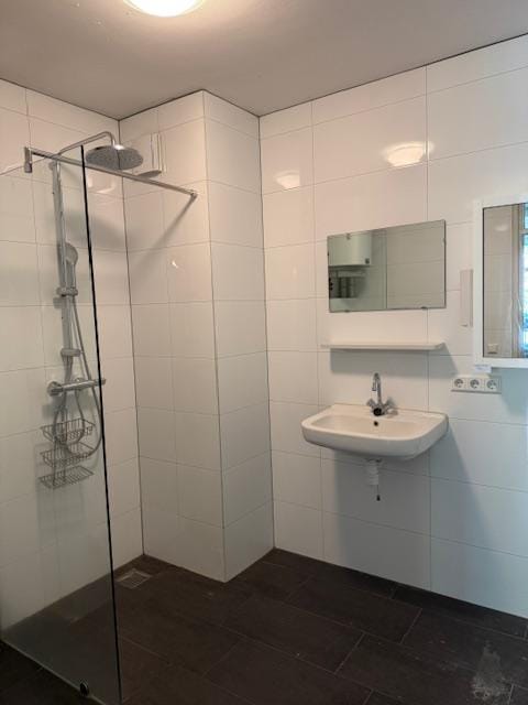 Renovated apartment with spacious terrace in green park setting — 17