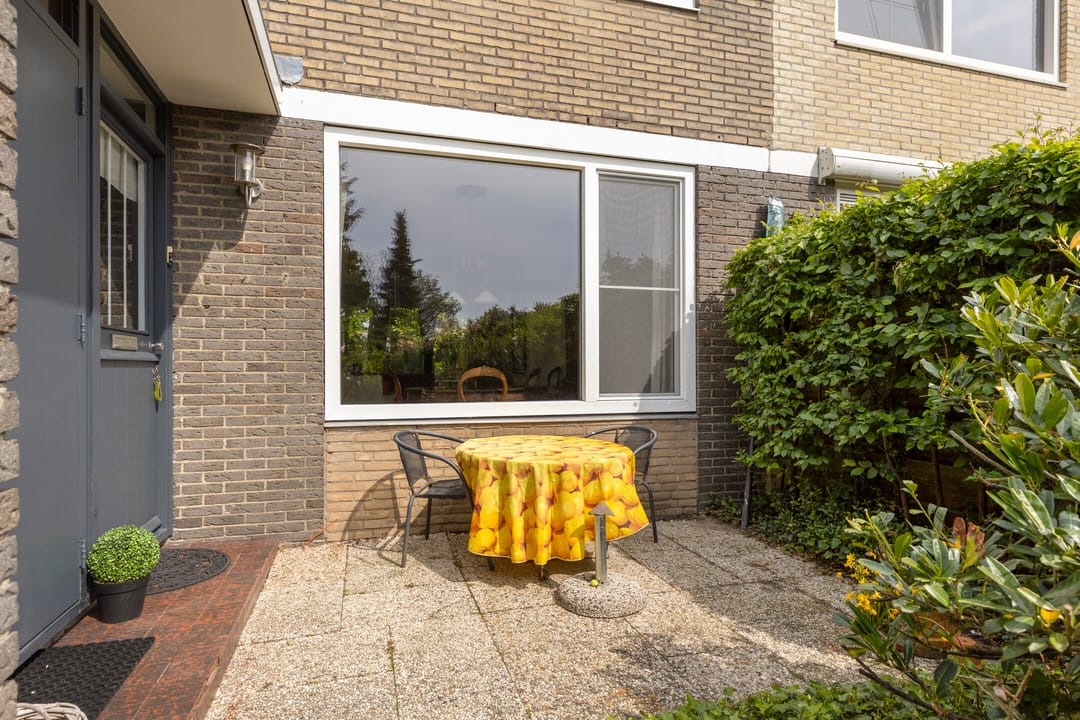 Spacious Family Home with Impressive Deep Garden in Green Middelburg Neighborhood — 8
