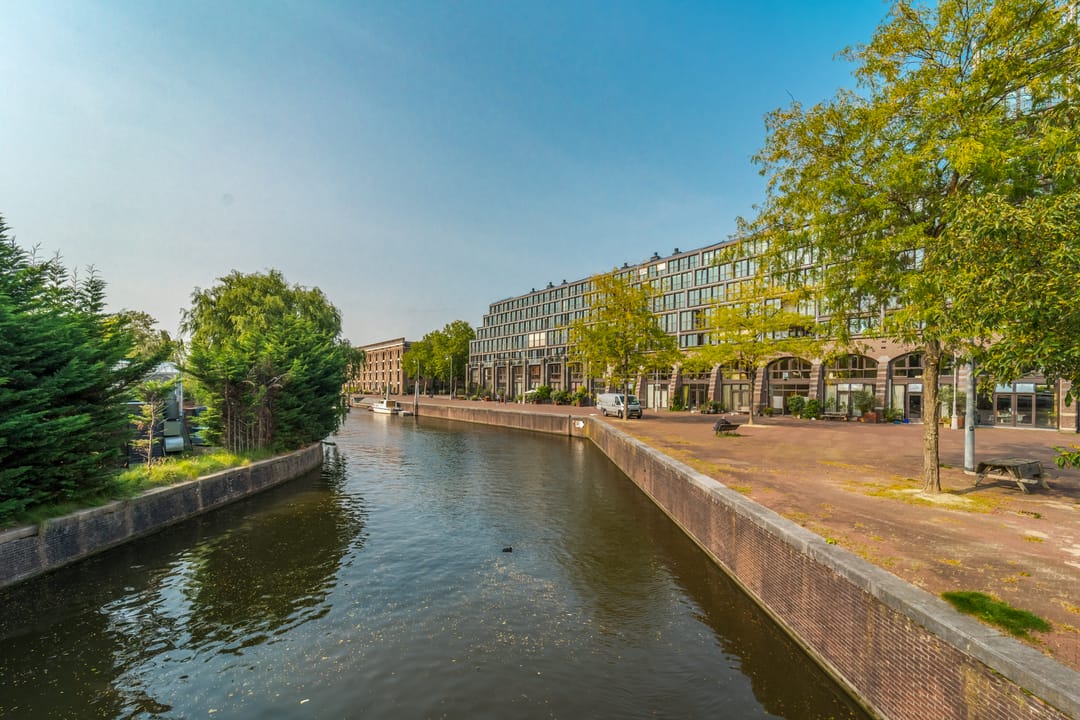 Luxury Renovated Apartment with Spectacular City Views in Funenpark — 23