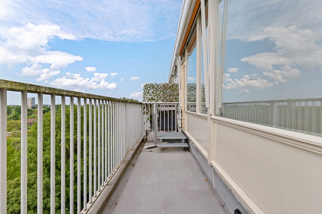 Bright Top-Floor Apartment with Panoramic Views — 8