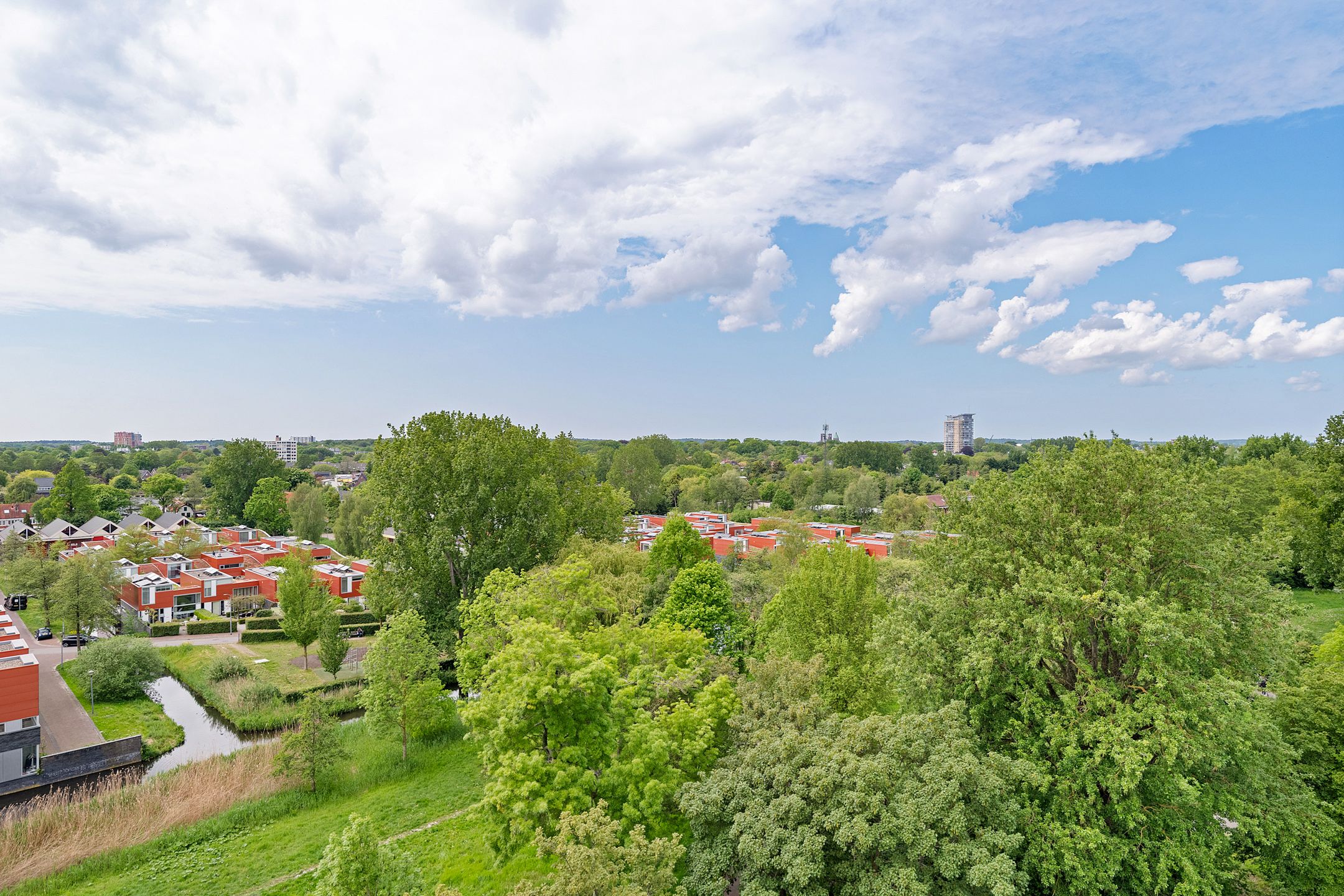 Bright Top-Floor Apartment with Panoramic Views — 9
