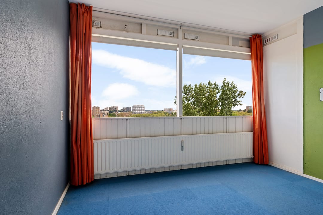 Bright Top-Floor Apartment with Panoramic Views — 13