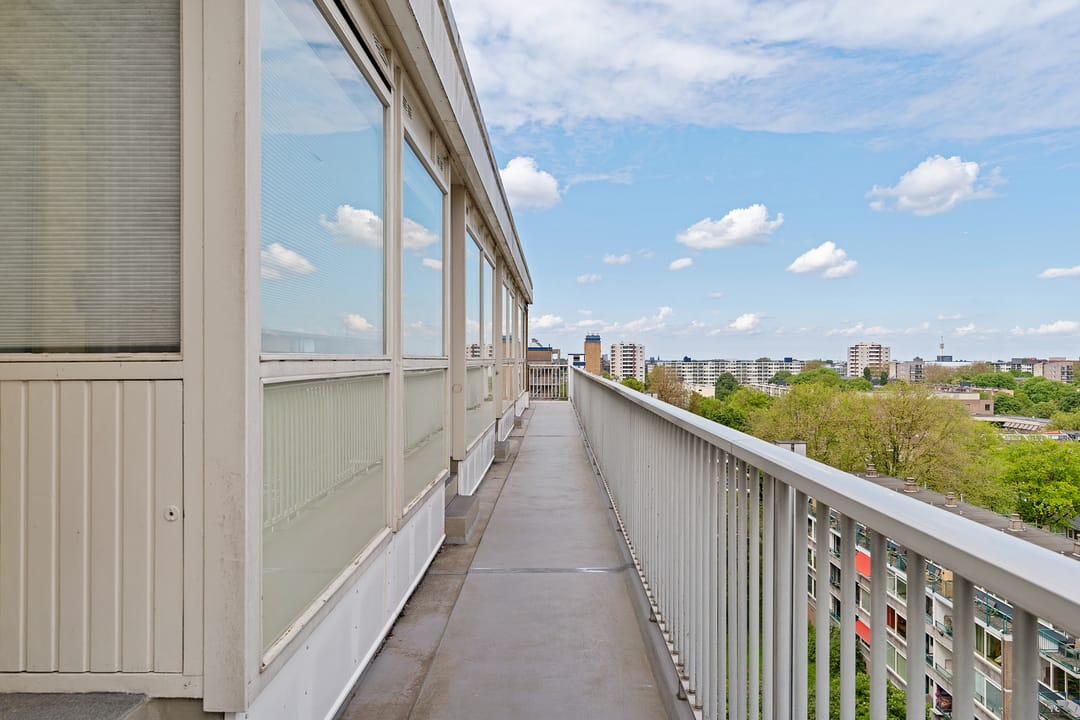 Bright Top-Floor Apartment with Panoramic Views — 22