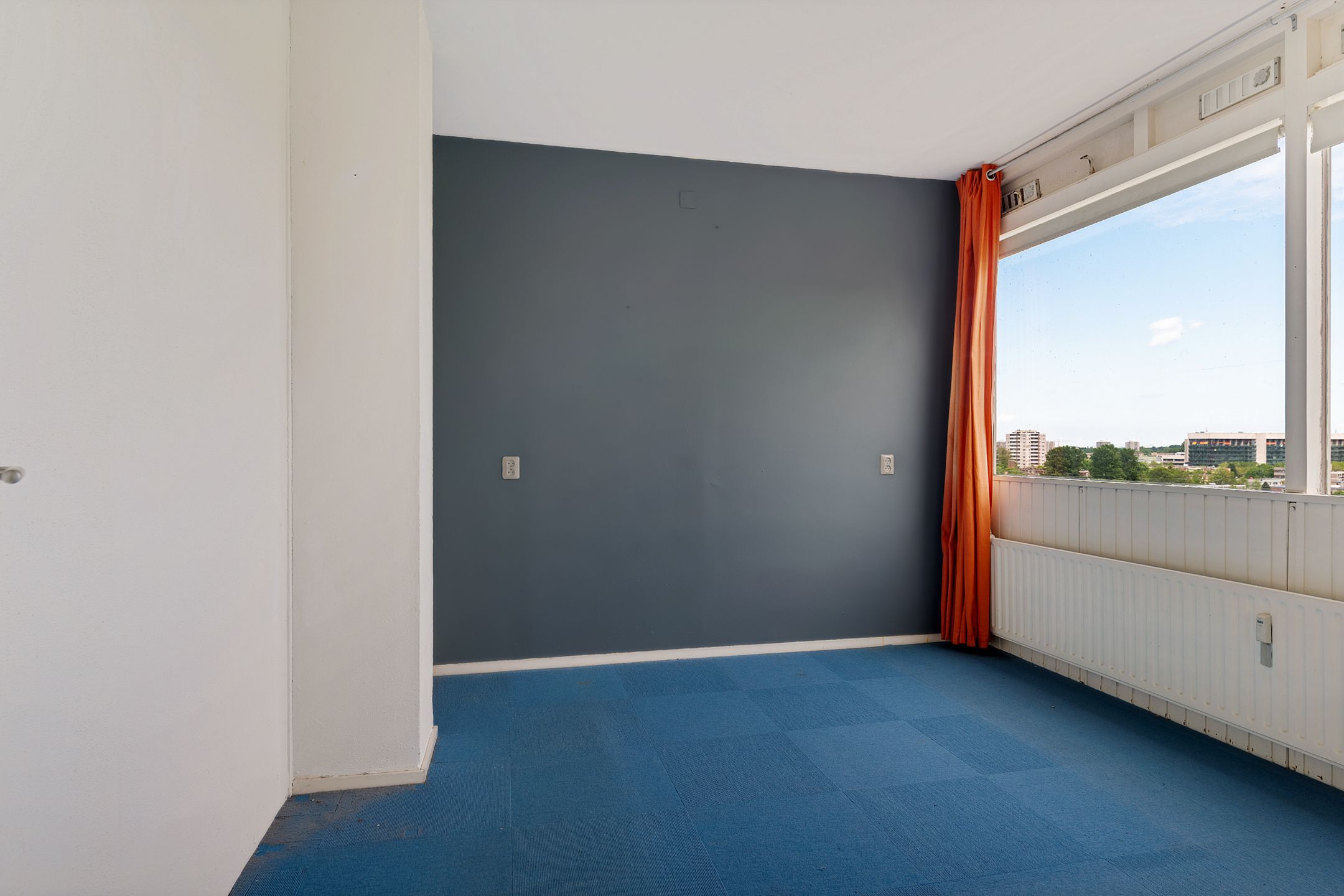 Bright Top-Floor Apartment with Panoramic Views — 12