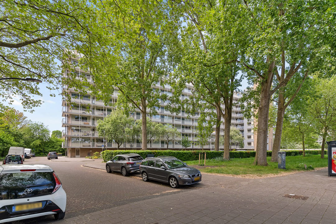 Bright Top-Floor Apartment with Panoramic Views — 28