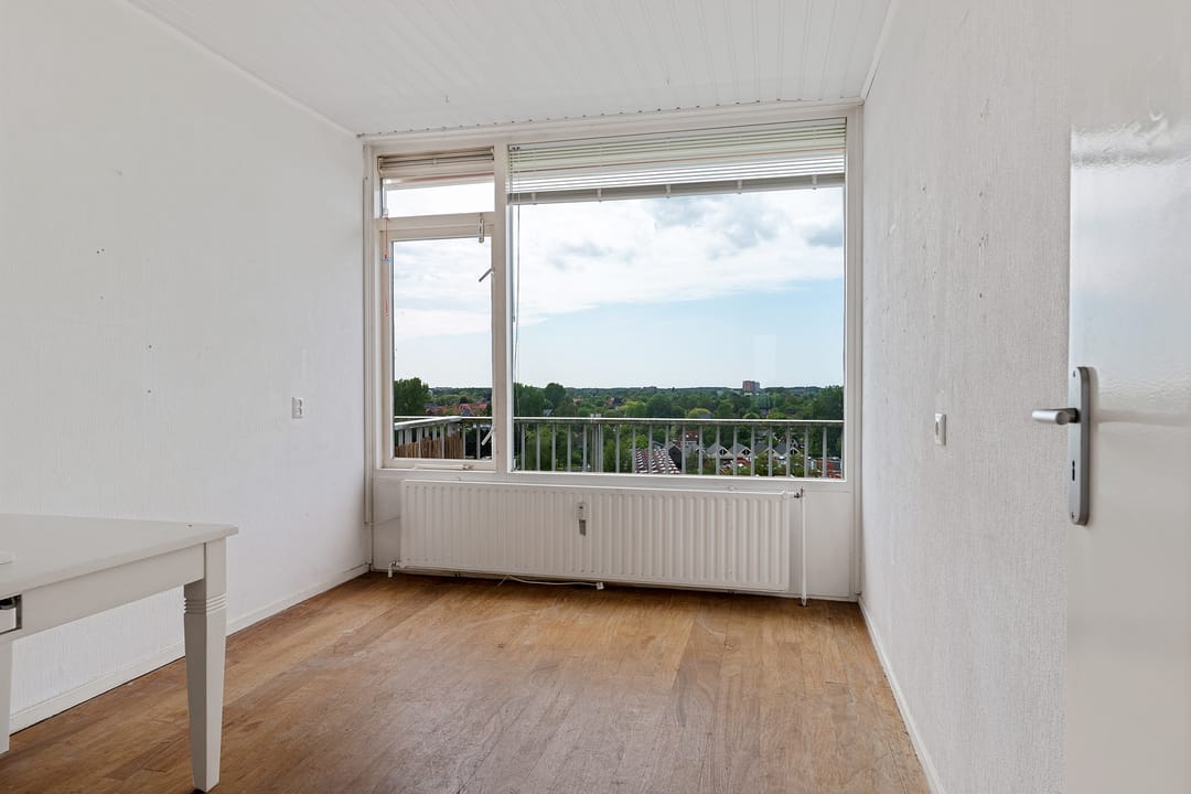 Bright Top-Floor Apartment with Panoramic Views — 7