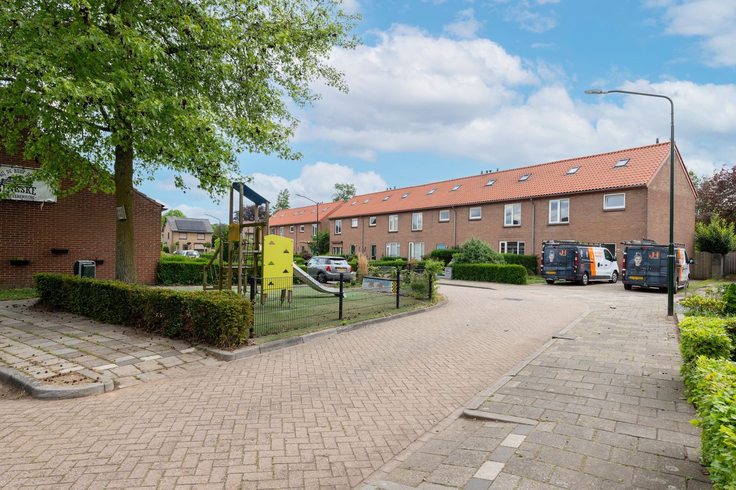 Fully renovated gas-free terraced house with modern extension and sunny southwest garden — 55