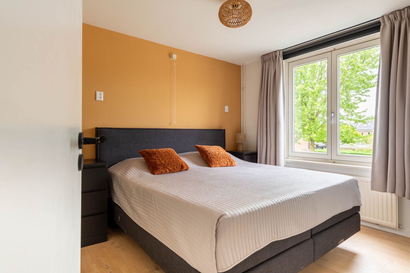 Fully renovated gas-free terraced house with modern extension and sunny southwest garden — 25