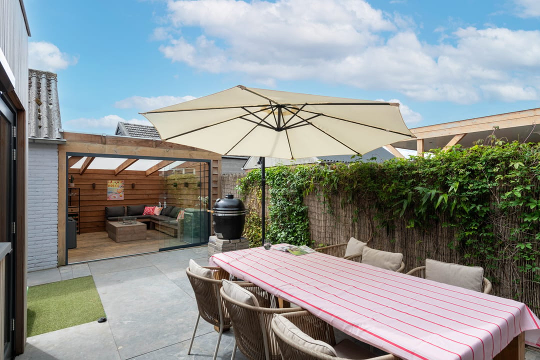 Fully renovated gas-free terraced house with modern extension and sunny southwest garden — 43
