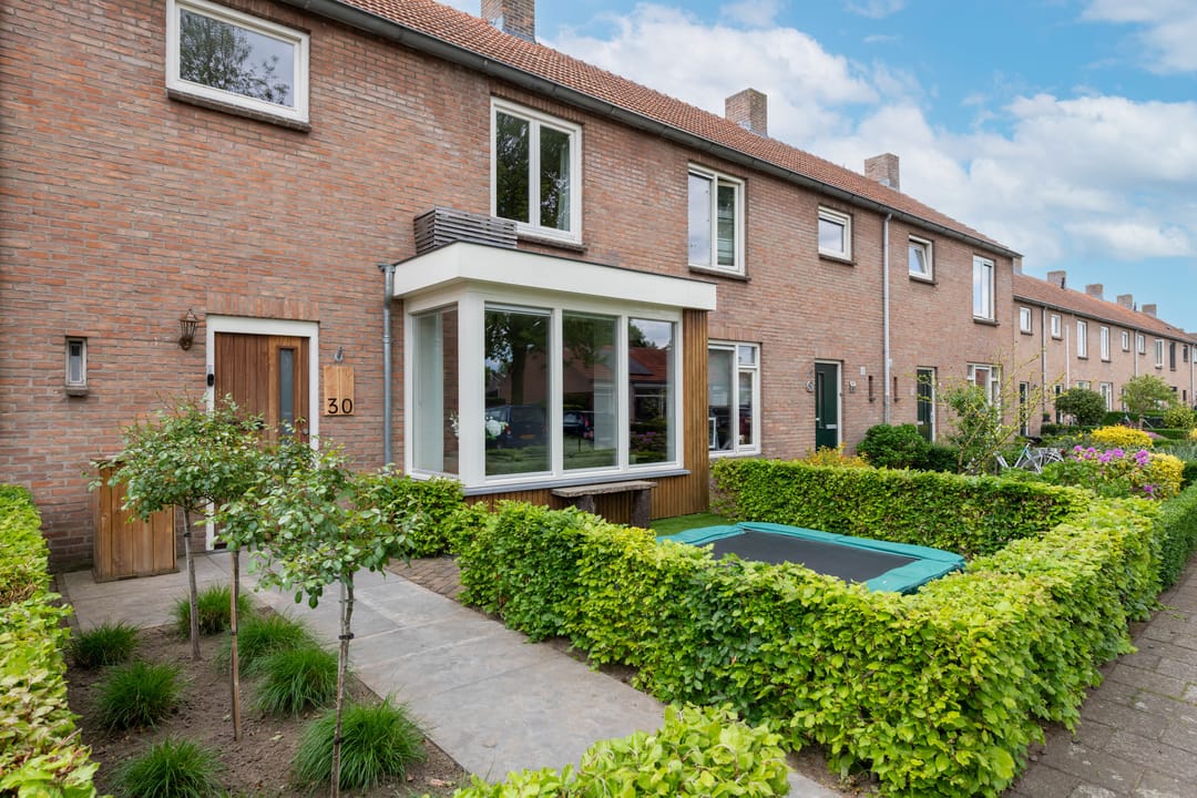 Fully renovated gas-free terraced house with modern extension and sunny southwest garden — 52