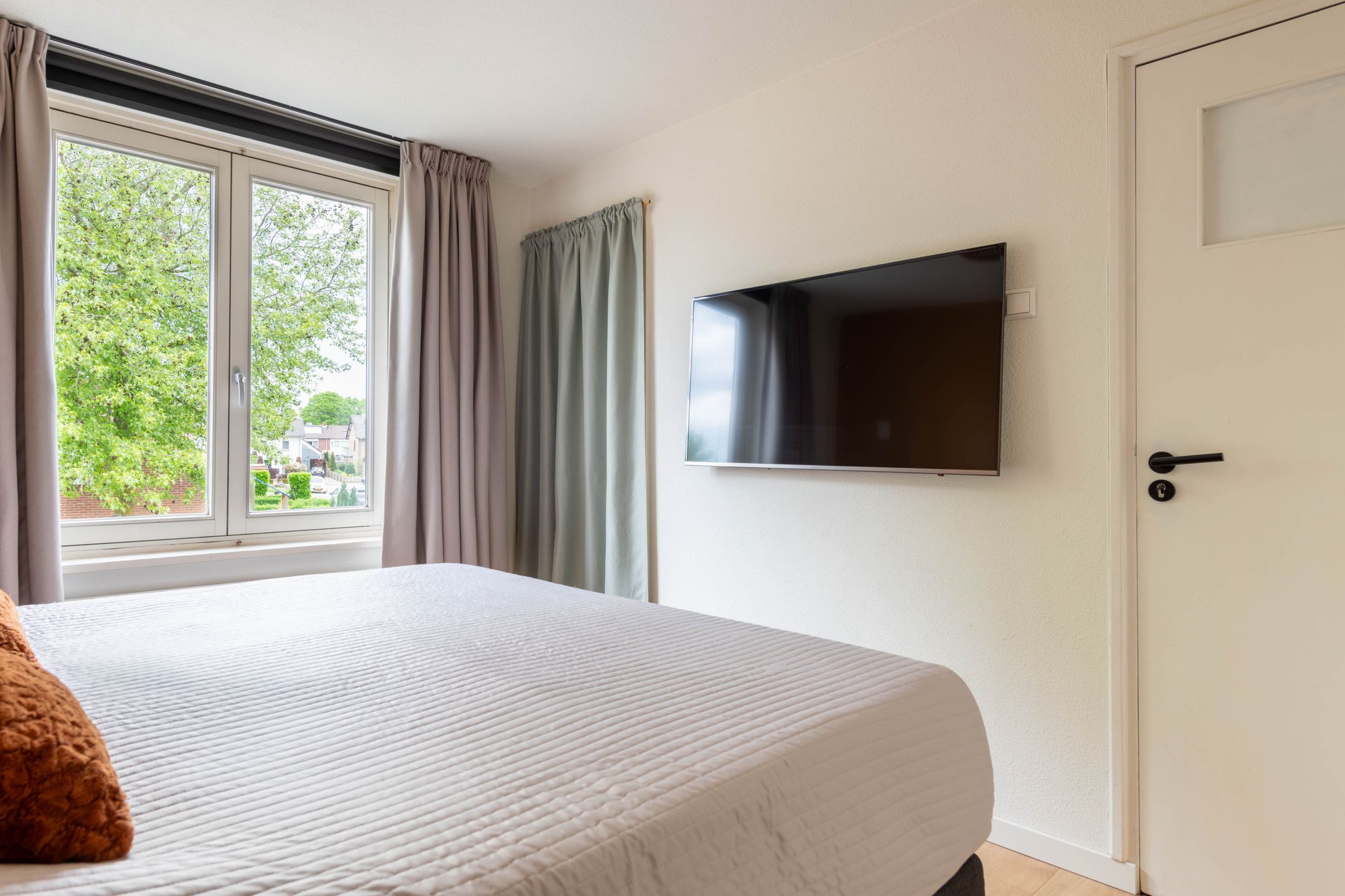 Fully renovated gas-free terraced house with modern extension and sunny southwest garden — 27